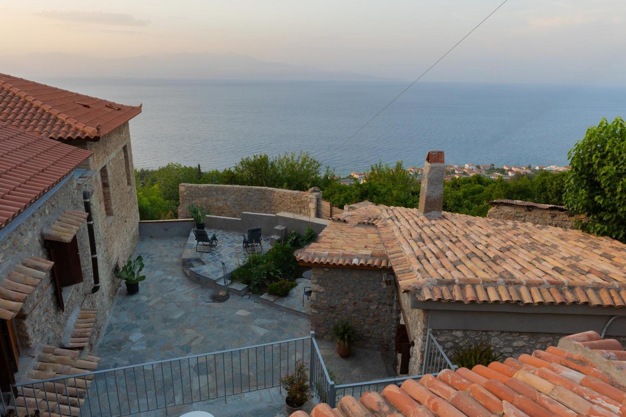 Апартаменты Fteri Stone House In Platanos, Akrata Экстерьер фото