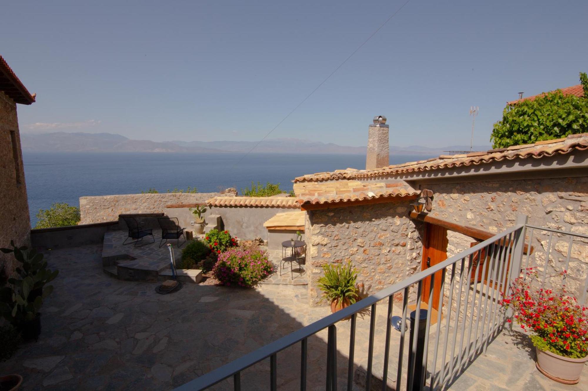 Апартаменты Fteri Stone House In Platanos, Akrata Экстерьер фото